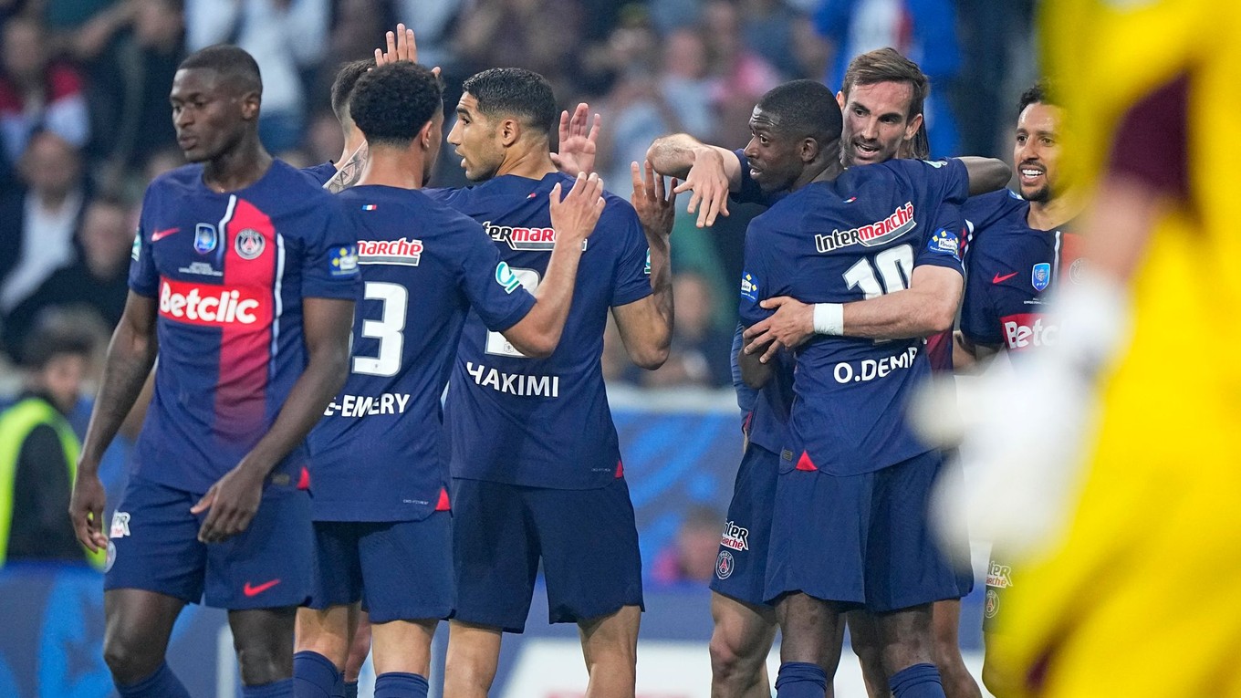 Hráči PSG oslavujú gól vo finále Coupe de France. 