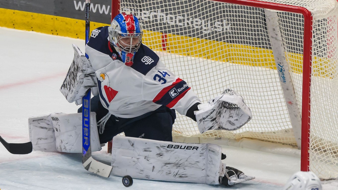 Brankár Andrej Šutov v drese HC Slovan Bratislava.