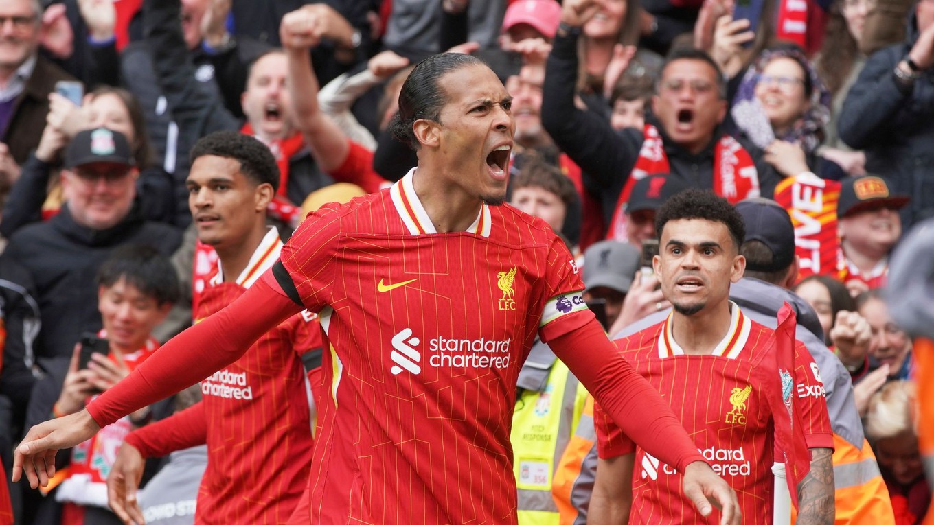 Obranca a kapitán Liverpoolu Virgil van Dijk oslavuje gól.