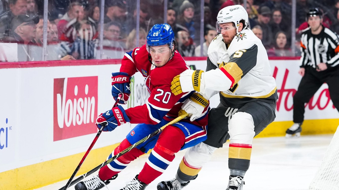 Obranca Vegas Golden Knights Jeremy Lauzon (5) a útočník Montrealu Canadiens Juraj Slafkovský (20).