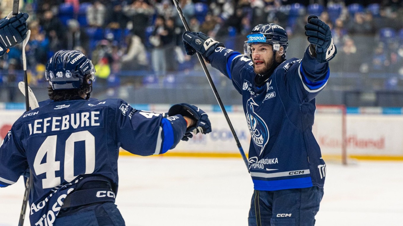 Alex Výhonský sa teší z gólu.