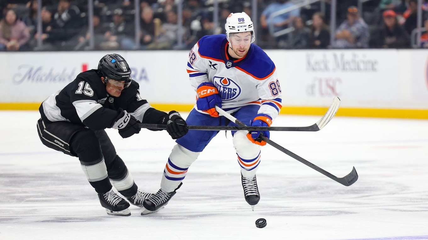 Andrew Mangiapane (vpravo) v drese Edmontonu Oilers.