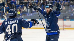 Alex Výhonský sa teší z gólu.