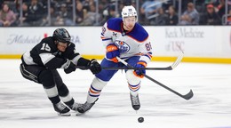 Andrew Mangiapane (vpravo) v drese Edmontonu Oilers.