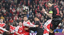 Robert Andrich z Leverkusenu (vpravo) strieľa úvodný gól svojho tímu počas prvého zápasu osemfinále.