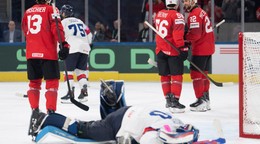 Švajčiarski hokejisti oslavujú gól proti Veľkej Británii.