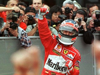 Michael Schumacher vo farbách Ferrari.