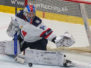 Brankár Andrej Šutov v drese HC Slovan Bratislava.