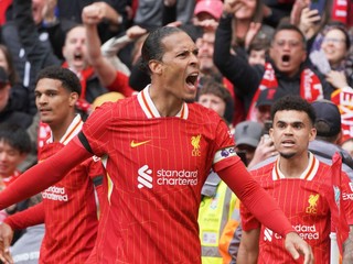Obranca a kapitán Liverpoolu Virgil van Dijk oslavuje gól.