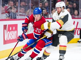 Obranca Vegas Golden Knights Jeremy Lauzon (5) a útočník Montrealu Canadiens Juraj Slafkovský (20).