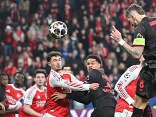 Robert Andrich z Leverkusenu (vpravo) strieľa úvodný gól svojho tímu počas prvého zápasu osemfinále.