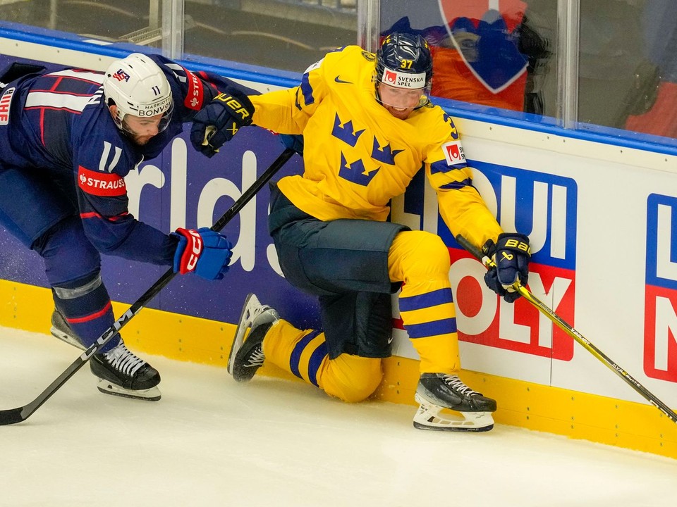 Isac Lundestrom a Luke Kunin počas zápasu Švédsko - USA na MS v hokeji 2024. 
