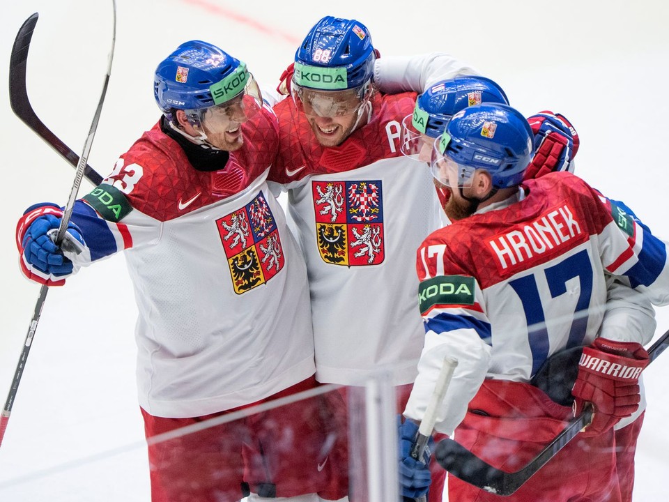 Hokejisti Česka oslavujú gól na MS v hokeji 2025.