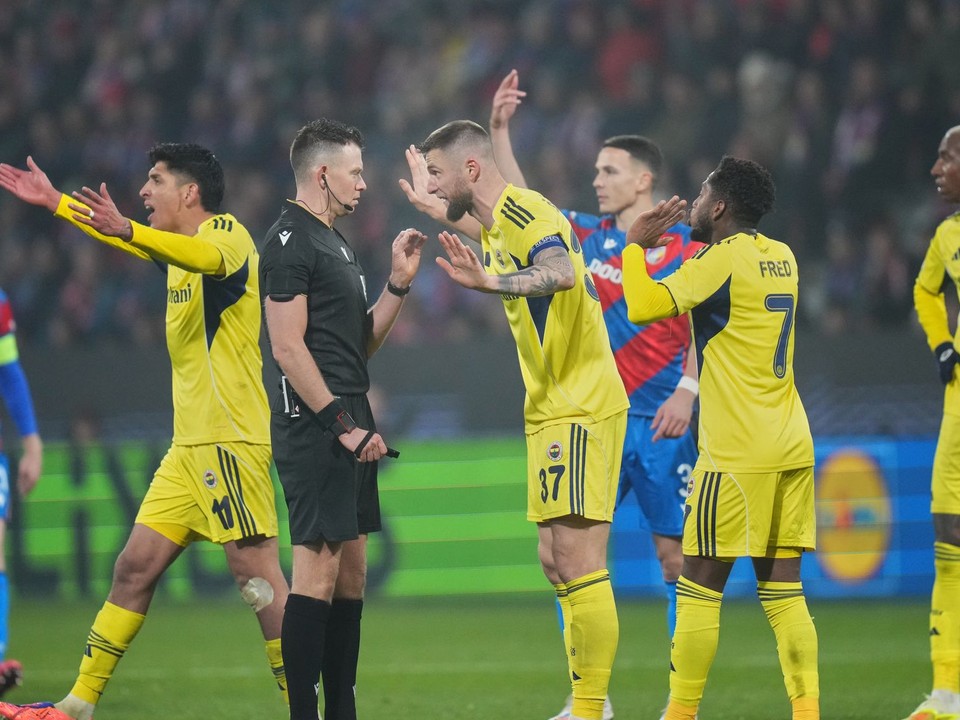Milan Škriniar z Fenerbahce (v strede) se hádá s rozhodcom Allardom Lindhoutom počas zápasu Európskej ligy mezi Plzňou a Fenerbahce.