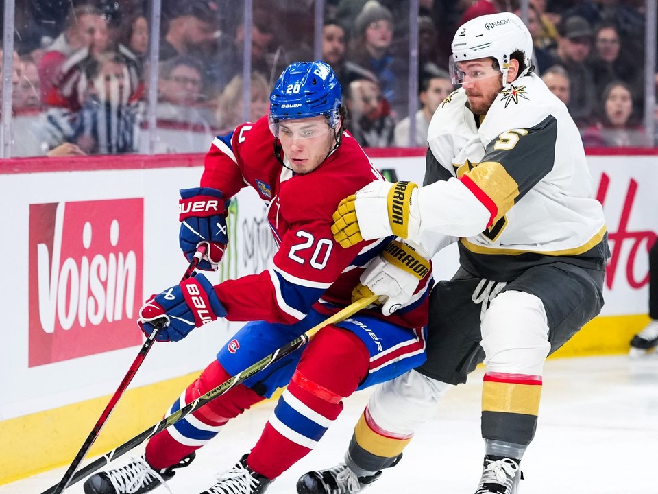 Obranca Vegas Golden Knights Jeremy Lauzon (5) a útočník Montrealu Canadiens Juraj Slafkovský (20).
