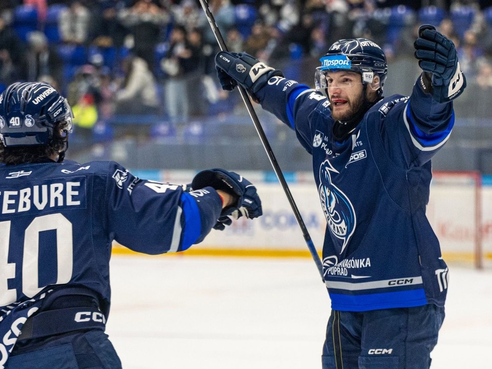 Alex Výhonský sa teší z gólu.