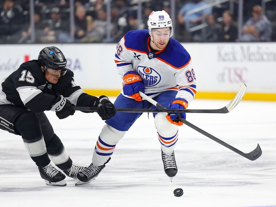 Andrew Mangiapane (vpravo) v drese Edmontonu Oilers.