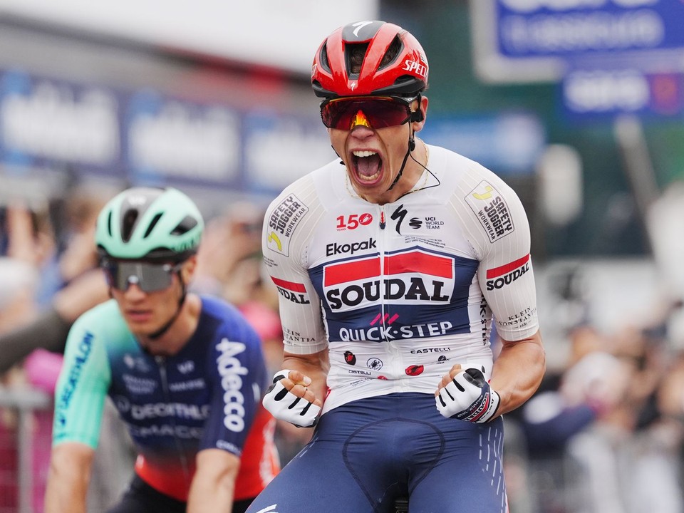Francúzsky cyklista Paul Magnier vyhráva prvú etapu Gira d'Italia 2026. 