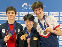 Najlepší pretekári po krátkom programe na MS juniorov v krasokorčuľovaní: v strede Kórejčan Minkju Seo, zľava Francúz Francios Pitot, sprava Adam Hagara.