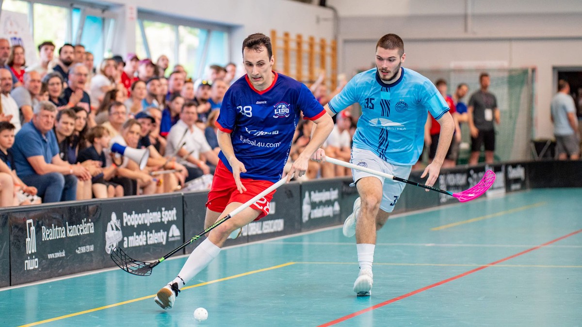 Hráči ŠK Lido Bratislava a Tsunami Záhorská Bystrica vo finále play-off extraligy mužov vo florbale. 