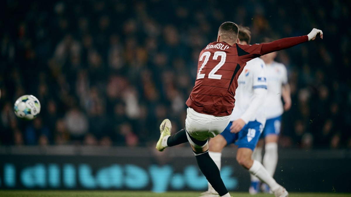 Lukáš Haraslín strieľa gól