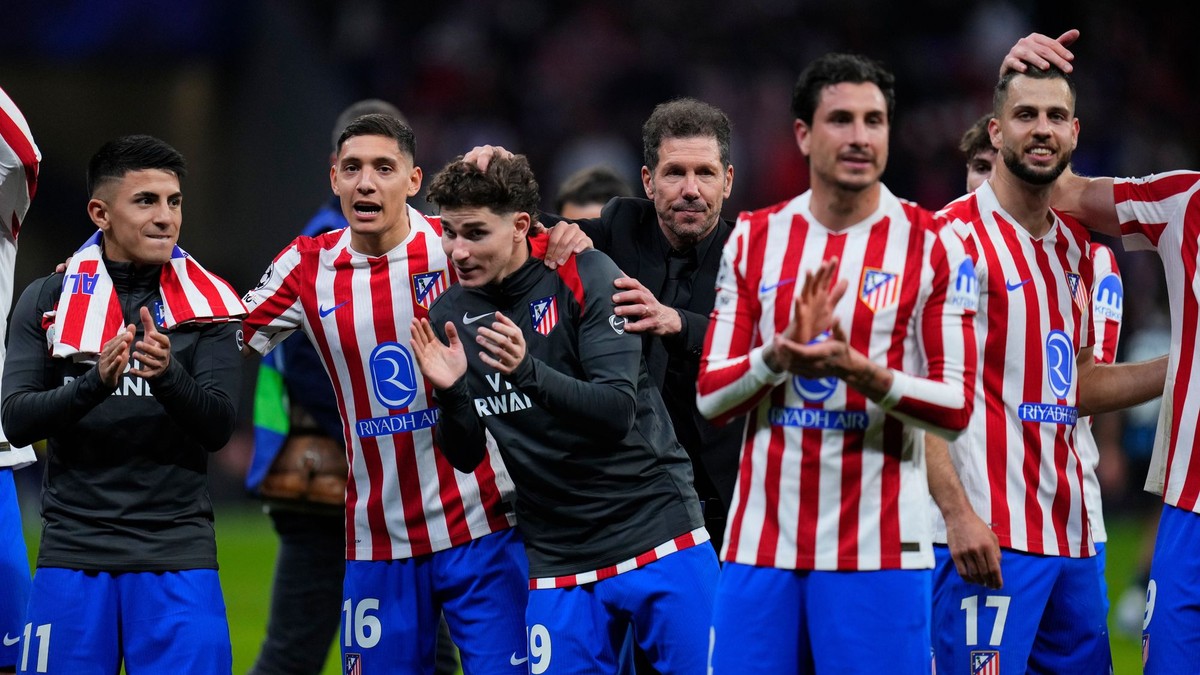 Slovenský futbalista v drese Atlética Madrid Dávid Hancko (vpravo) sa teší so spoluhráčmi