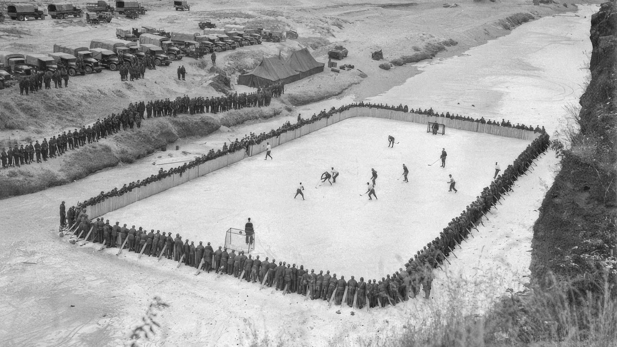 Hokej, ilustračná historická fotografia. 