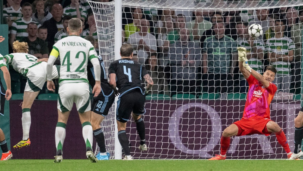 Liam Scales (vľavo) strieľa gól v zápase Celtic Glasgow - ŠK Slovan Bratislava v ligovej fáze Ligy majstrov.