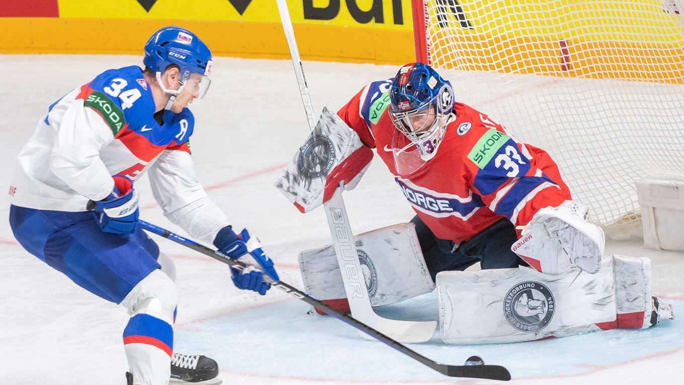 Peter Cehlárik a brankár Henrik Haukeland v zápase Slovensko - Nórsko na MS v hokeji 2023.
