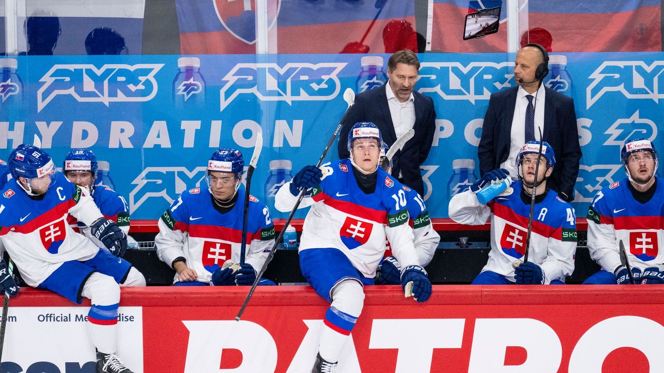 Tréner Vladimír Országh a hokejisti Slovenska na MS 2025. 