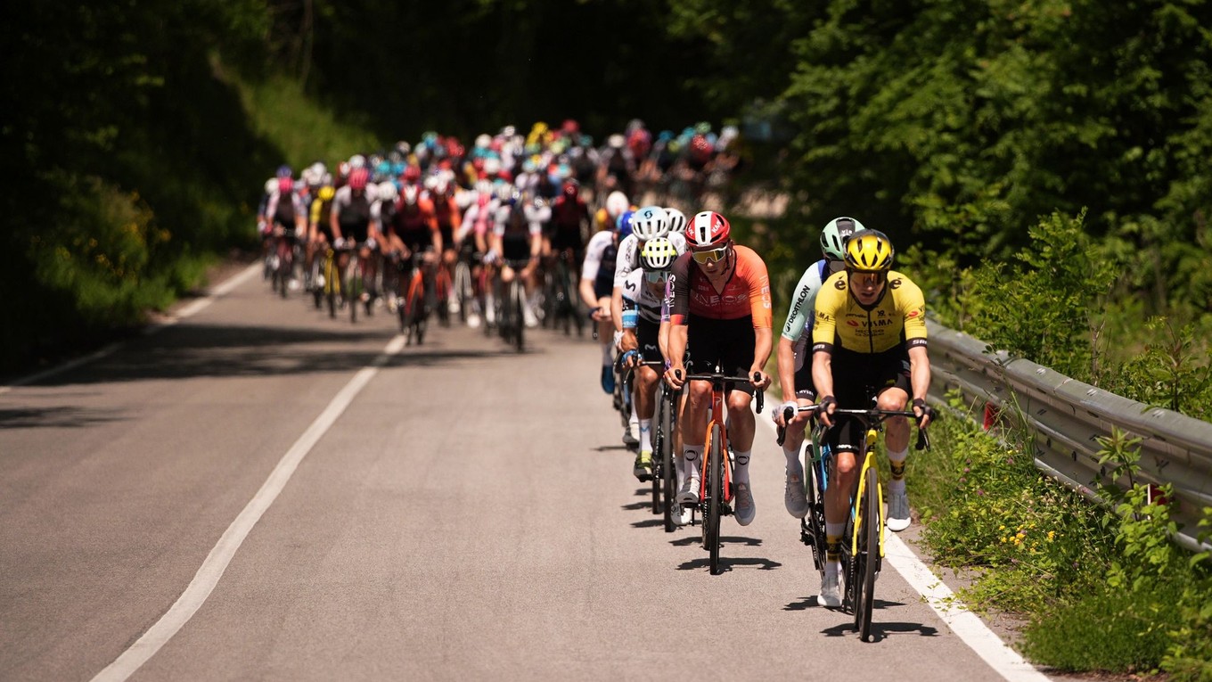 Pelotón počas Giro d'Italia 2025.  