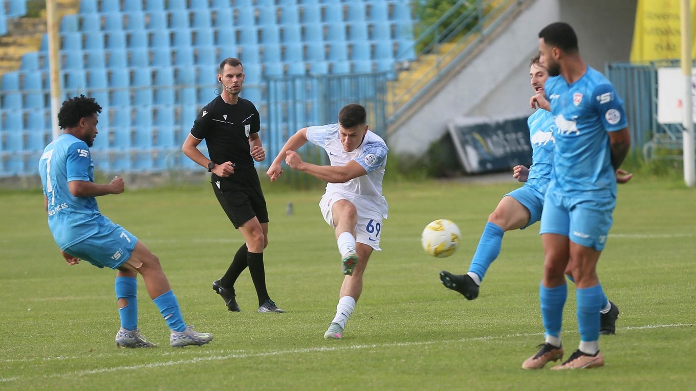 Jakub Škovran (Lokomotíva Košice) obkľúčený hráčmi MŠK Rimavská Sobota.