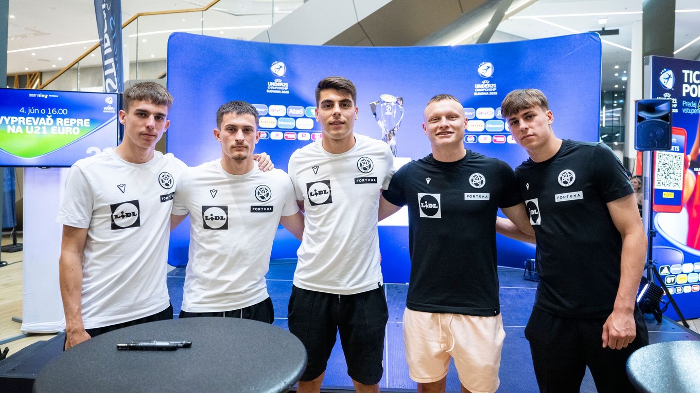 Mário Sauer, Adrián Kaprálik, Adam Obert, Nino Marcelli a Leo Sauer pózujú pred domácimi ME hráčov do 21 rokov.