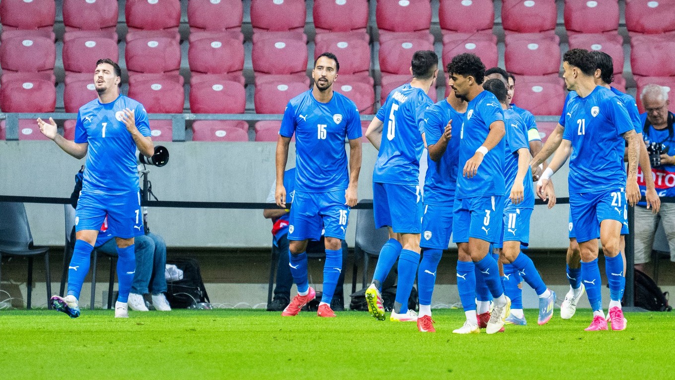 Gólová radosť izraelských futbalistov  počas prípravného zápasu Izrael – Slovensko.