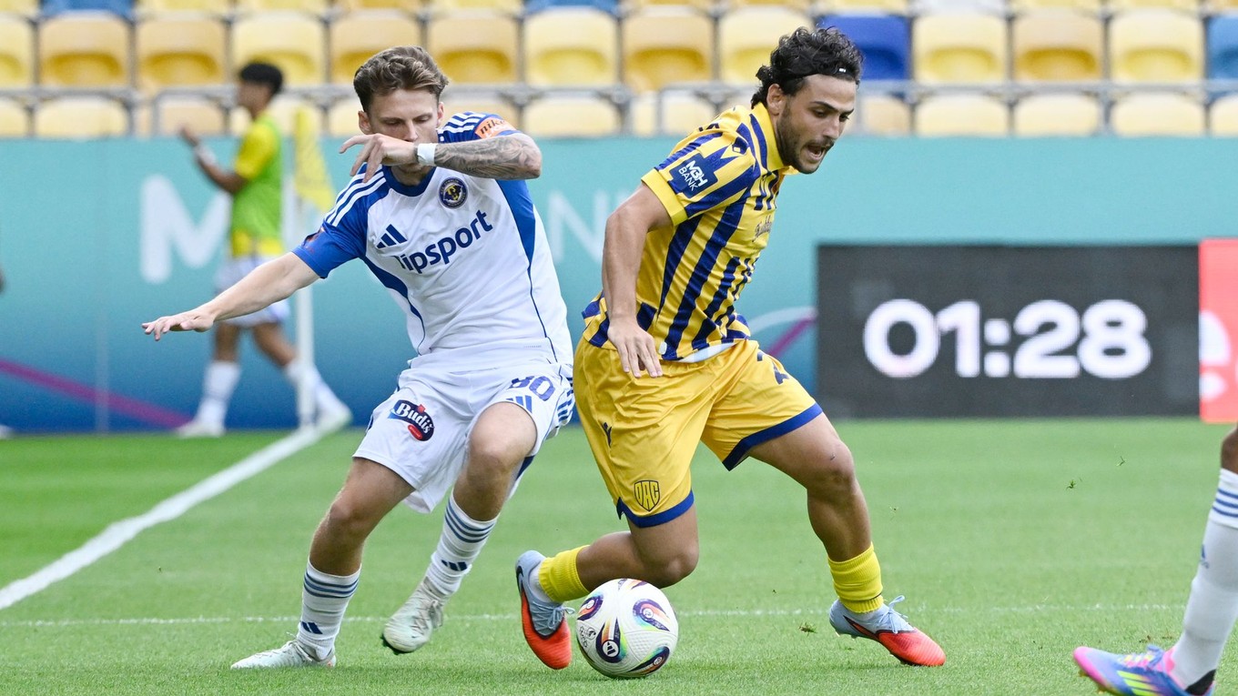 vpravo Tsotne Kapanadze (DAC) a vľavo Ben Cottrell (Michalovce) bojujú o loptu