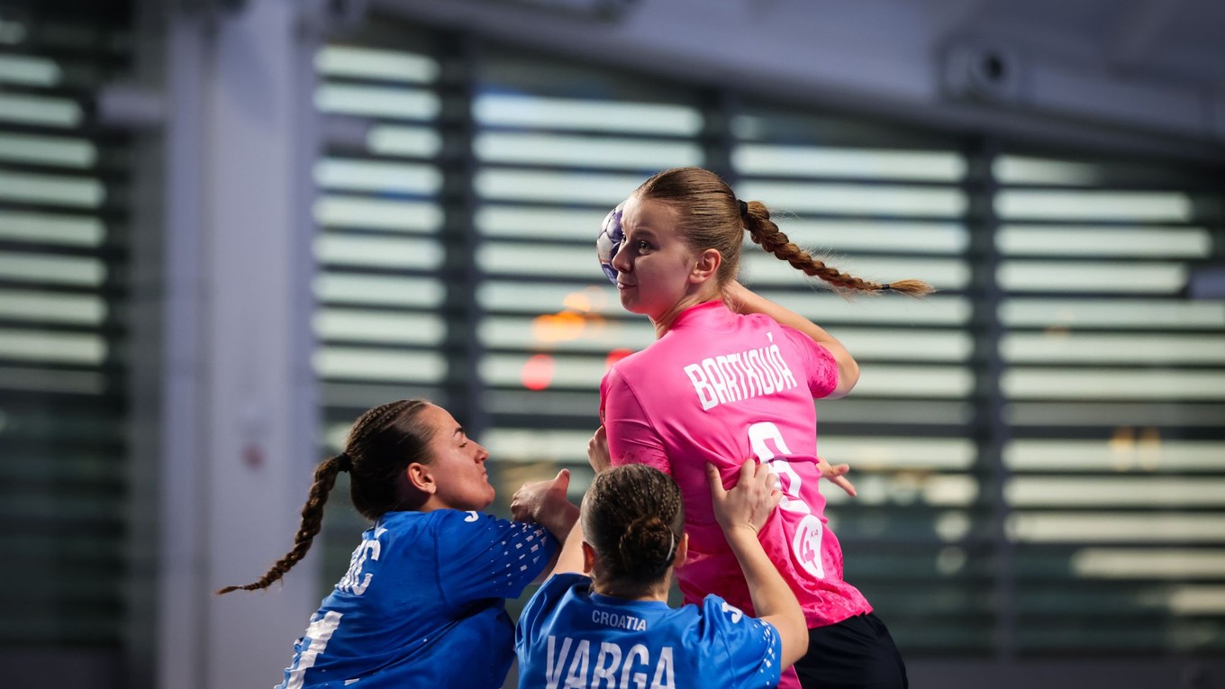 Mária Bartková vo finálovom zápase Slovensko - Chorvátsko na EURO U17 v hádzanej v Čiernej Hore.