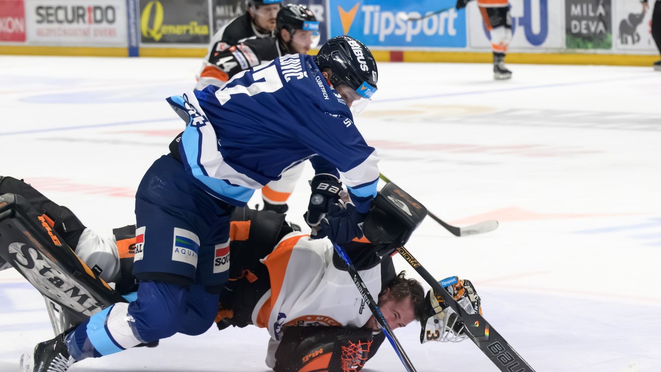 Matej Paulovič (Nitra) a brankár Vladimír Glosár (Michalovce).