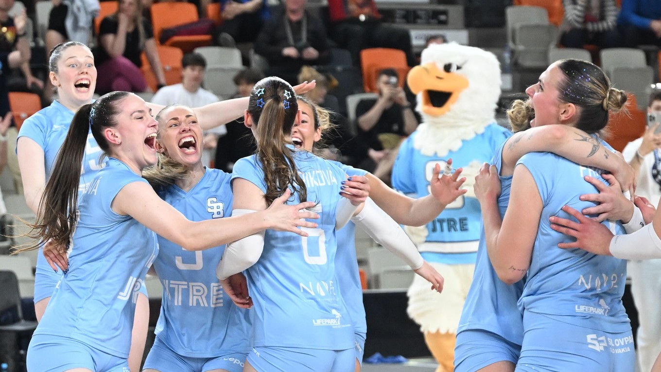 Na snímke volejbalistky VK Slovan Bratislava sa tešia zo zisku titulu.