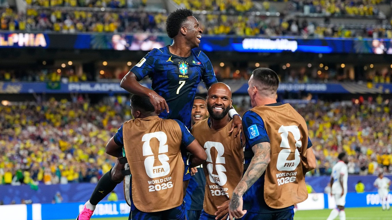 Brazílsky hráč Vinicius Junior (hore 7) oslavuje so spoluhráčmi