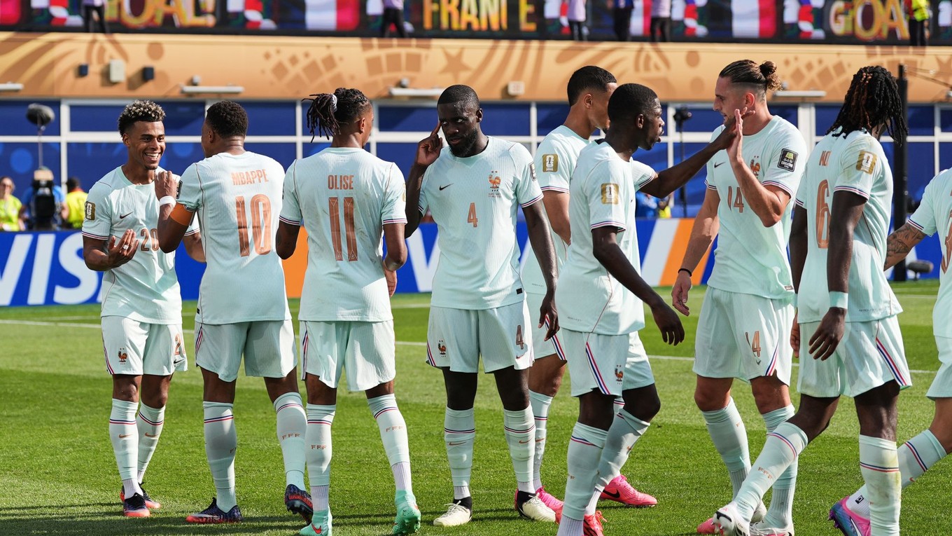 Francúzski futbalisti oslavujú postup cez Maroko na MS 2026.