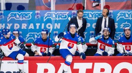 Tréner Vladimír Országh a hokejisti Slovenska na MS 2025. 