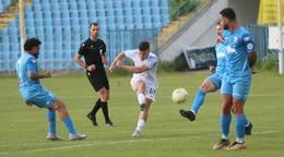 Jakub Škovran (Lokomotíva Košice) obkľúčený hráčmi MŠK Rimavská Sobota.