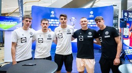 Mário Sauer, Adrián Kaprálik, Adam Obert, Nino Marcelli a Leo Sauer pózujú pred domácimi ME hráčov do 21 rokov.