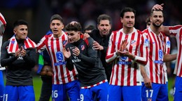 Slovenský futbalista v drese Atlética Madrid Dávid Hancko (vpravo) sa teší so spoluhráčmi
