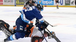 Matej Paulovič (Nitra) a brankár Vladimír Glosár (Michalovce).