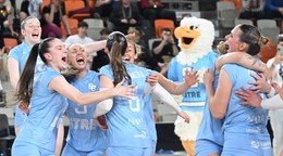 Na snímke volejbalistky VK Slovan Bratislava sa tešia zo zisku titulu.