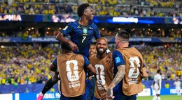 Brazílsky hráč Vinicius Junior (hore 7) oslavuje so spoluhráčmi 