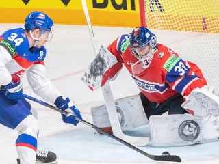 Peter Cehlárik a brankár Henrik Haukeland v zápase Slovensko - Nórsko na MS v hokeji 2023.