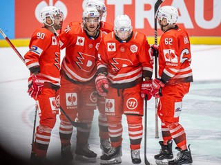 Hokejisti HC Dynamo Pardubice po góle v Lige majstrov.