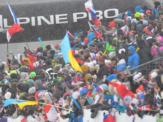 Diváci počas stíhacích pretekov žien na 10 km na majstrovstvách Európy v biatlone v Osrblí.